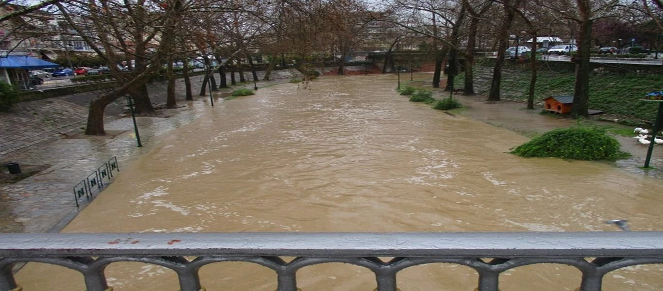 Συναγερμός στα Τρίκαλα - Υπερχείλισε ο ποταμός Ληθαίος (βίντεο)